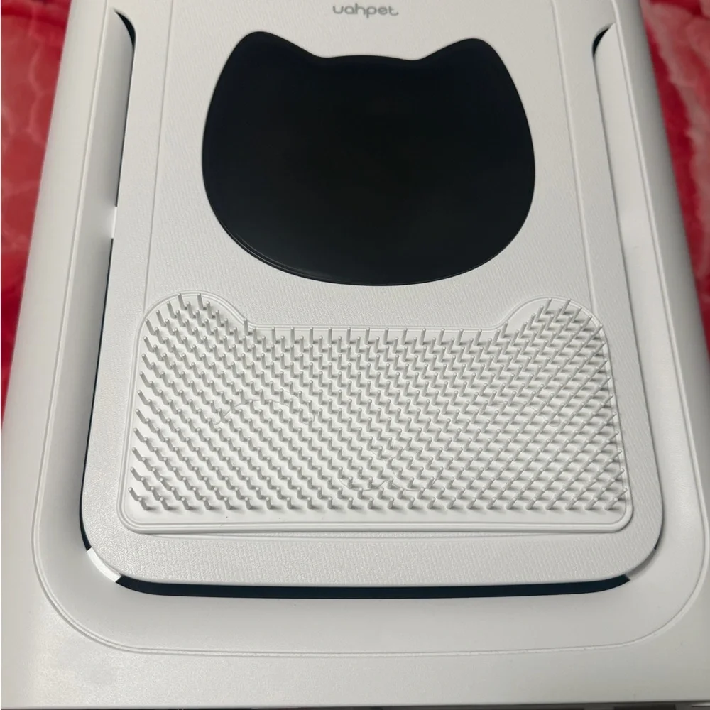 Uahpet White Cat Litter Box with Black Entry